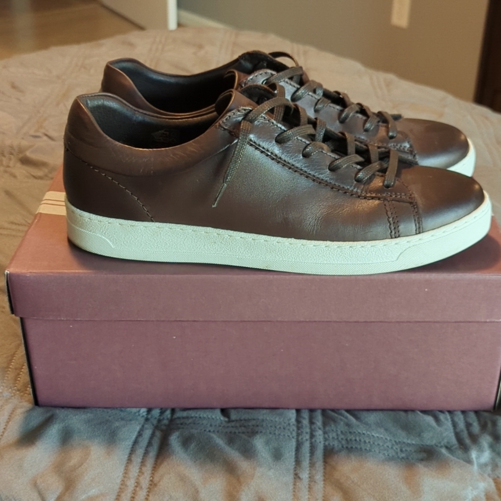 Bruno Magli Diego low top casual leather sneakers.
